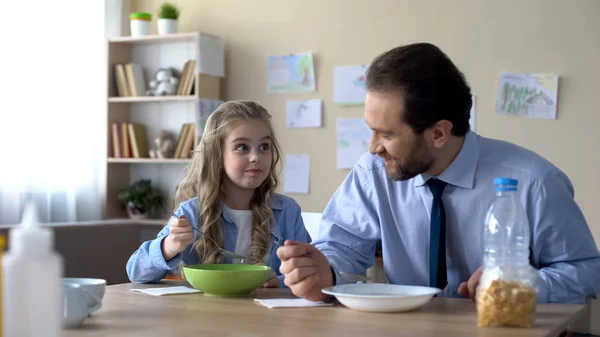 Happy Little Girl Father Eating Cornflakes Breakfast Family Traditions — Stock Photo, Image