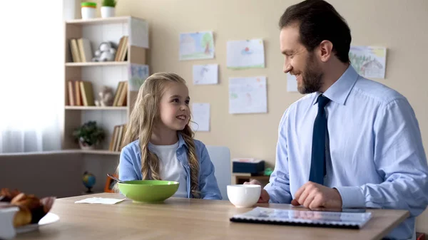 Bonita Hijita Mirando Papá Con Amor Ternura Familia — Foto de Stock