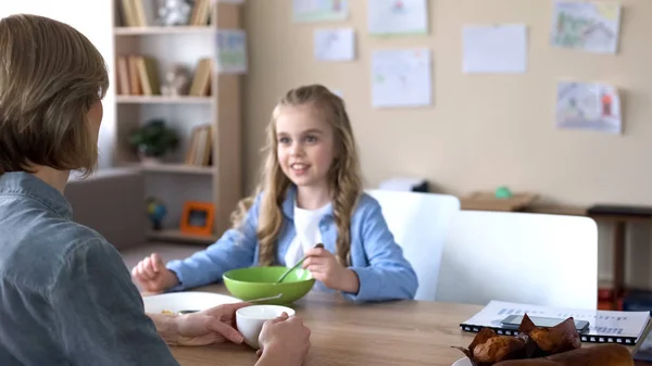 Fröhliche Tochter Und Mutter Beim Gemeinsamen Frühstück Morgens — Stockfoto