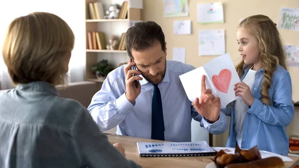 Busy Father Talking Phone Ignoring Loving Daughter Paternal Indifference — Stock Photo, Image