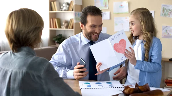 Girl Presenting Greeting Card Busy Father Paternal Love Family Harmony — Stock Photo, Image