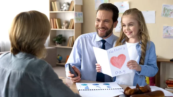 Pleased Father Rejoicing Greeting Card Lovely Daughter Laughing Family — Stock Photo, Image