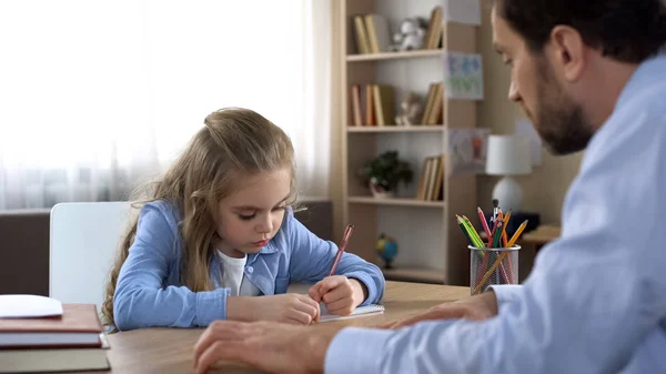 Omtänksam Far Att Hjälpa Hans Lilla Dotter Gör Läxor Hem — Stockfoto