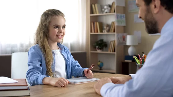 Padre Ayudando Hija Con Tarea Niña Sinceramente Sonriendo Papá — Foto de Stock