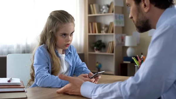 Mischievous Daughter Playing Smartphone Ignoring Dad Family Conflict — Stock Photo, Image