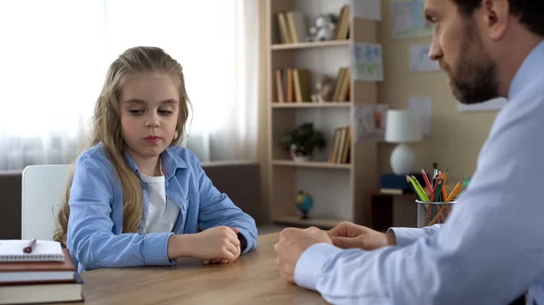 Kleines Mädchen Ist Wütend Auf Ihren Vater Ignoriert Ihn Familienkonflikte — Stockfoto