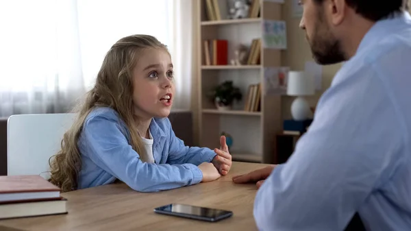 Vater Diskutiert Mit Seiner Kleinen Tochter Über Gadget Sucht Generationenkonflikt — Stockfoto