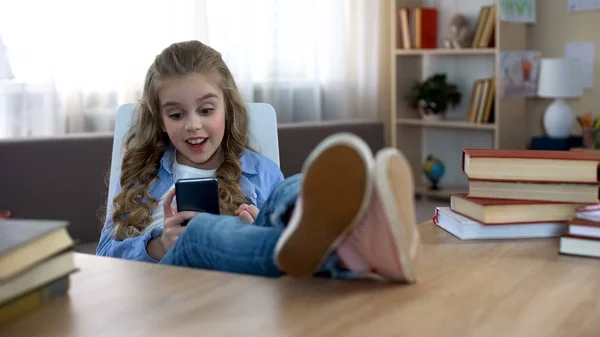 Κοριτσάκι Ενεργά Παίζει Παιχνίδια Στο Smartphone Στο Σπίτι Τον Εθισμό — Φωτογραφία Αρχείου