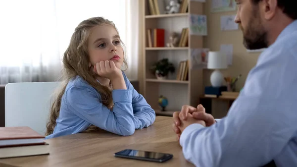 Obstinada Filha Cabelos Longos Disputando Com Pai Sobre Vício Smartphones — Fotografia de Stock