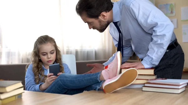 Father Scolding His Naughty Daughter Playing Cellphone Family Conflict — Stock Photo, Image