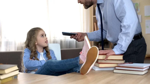 Pai Criticando Filha Adolescente Para Vício Gadget Conflito Geração — Fotografia de Stock