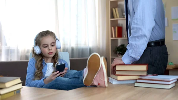 Disobedient Girl Headphones Listening Music Smartphone Ignoring Dad — Stock Photo, Image