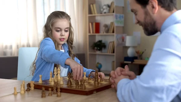 Niña Rubia Jugando Ajedrez Con Padre Casa Afición Relajación — Foto de Stock