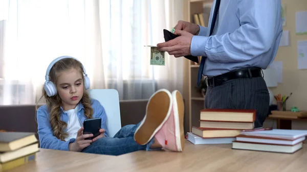 Father Suit Giving Pocket Money Daughter Listening Music Headphones — Stock Photo, Image
