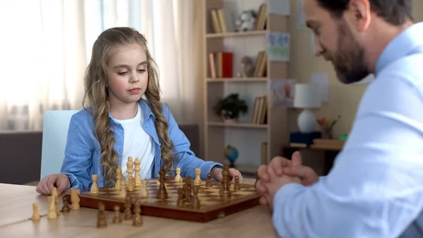关心父亲教他的小女儿下棋 家庭消遣 — 图库照片