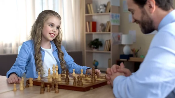 Aranyos Lány Mosolyogva Apa Sakkozik Játék Családi Szabadidő Első Győzelmét — Stock Fotó