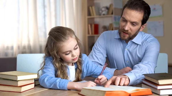 Strenge Leraar Helpen Meisje Huiswerk Doen Leren Van Nieuwe Woorden — Stockfoto