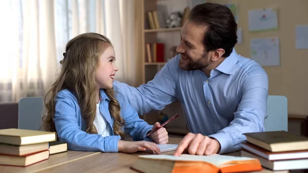 Glückliches Weibliches Kind Beim Hausaufgabenmachen Mit Ihrem Fürsorglichen Papa Unterstützung — Stockfoto