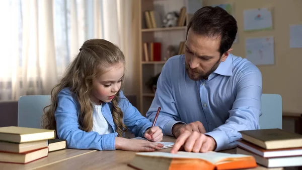 Uppmärksamma Far Hjälper Till Hans Lilla Dotter Att Göra Läxor — Stockfoto