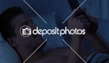Yakışıklı adam manifatura kız gece, online dating app, yatakta yatarken