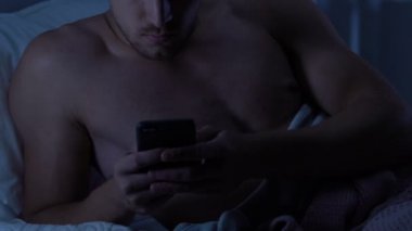 Adam kız yatakta gece zaman, stres, kötü haber mesaj okuma