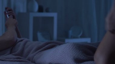 Kadın güzel kadın iç çamaşırı yatan yatak, romantik tarih, kudret adam yürüme