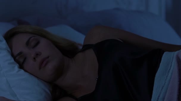 Vrouw Viel Slaap Met Mobiele Telefoon Hand Gadget Verslaving Vermoeidheid — Stockvideo