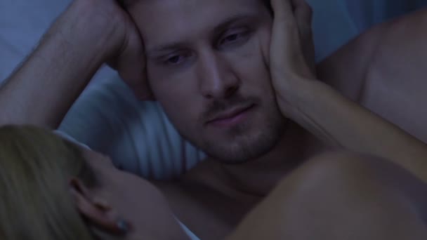 女人抚摸男人亲吻她的手 妻子支持丈夫 亲密在床上 — 图库视频影像