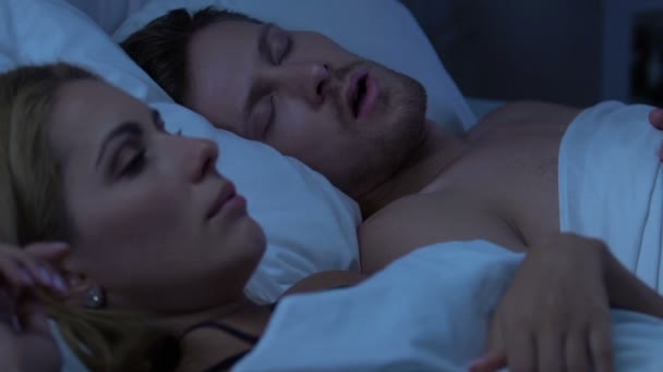 一对睡在床上的夫妇 不高兴的妻子被丈夫大声的呼噜声惊醒 — 图库视频影像