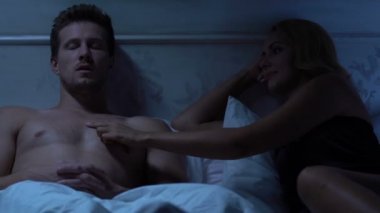 Genç adam karısı ile yakınlık içinde mens sağlık sorunu nedeniyle reddeden libido