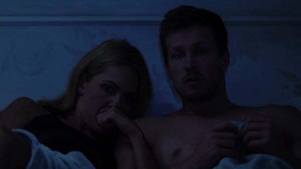 Pareja Acostada Cama Viendo Películas Terror Televisión Pasando Noche Juntos — Vídeo de stock