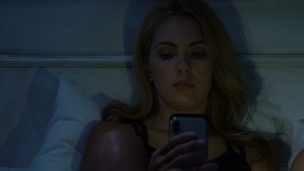 Paar Liggend Bed Spelen Smartphones Plaats Van Intimiteit Gadget Verslaving — Stockvideo