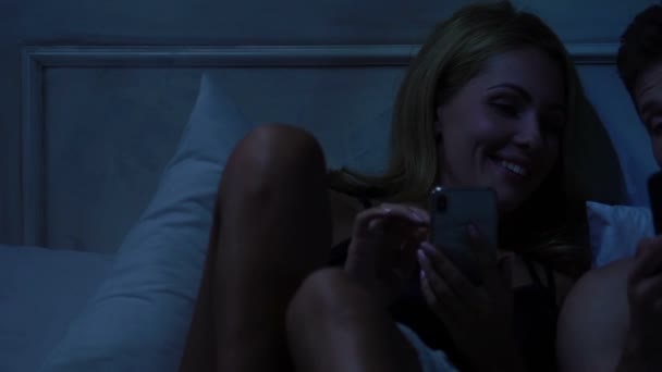 Homem Mulher Passam Noite Cama Rolando Redes Sociais Smartphone — Vídeo de Stock