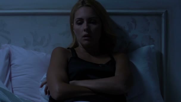 Kobieta Nie Może Spaść Siedzi Śpi Łóżku Uczucie Związane Wiekiem — Wideo stockowe