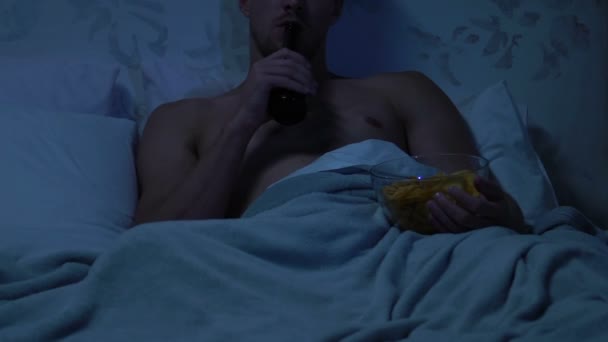 Bacharel Passar Noite Cama Assistindo Bebendo Cerveja Comendo Lanches — Vídeo de Stock