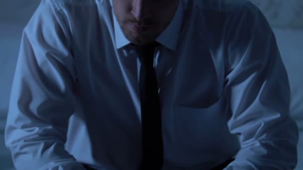 Ένας Άνθρωπος Κουρασμένος Μοναχική Συνεδρίαση Στο Υπνοδωμάτιο Υπερβολικές Ώρες Εργασίας — Αρχείο Βίντεο