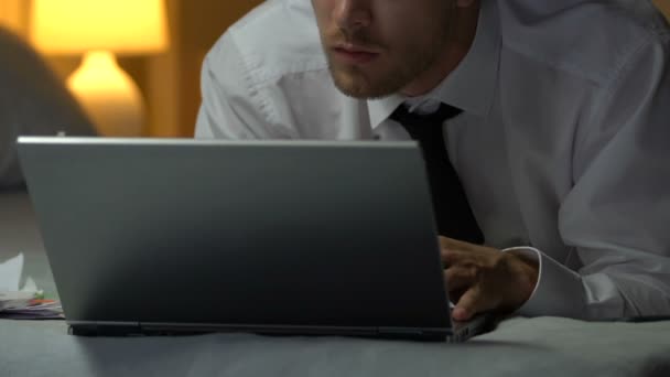 Homem Terno Negócios Digitando Laptop Deitado Cama Quarto Hotel Viagem — Vídeo de Stock