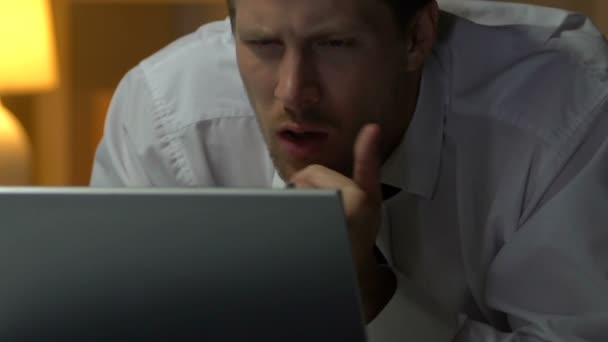 疲惫的人打哈欠 在笔记本电脑上阅读报告 躺在床上 过度劳累的人 — 图库视频影像