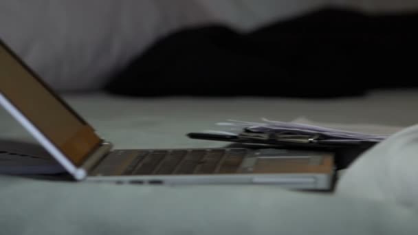 Втомлений Чоловік Фрілансер Спить Біля Ноутбука Ліжку Втомився Від Перевтоми — стокове відео