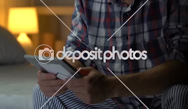 Boşanmış adam eski karısının çocuk, acı kaybı eksik, fotoğrafa bakan