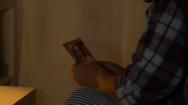 Kızgın adam fotoğraf kız arkadaşıyla, ayrılık, ihanet sonra depresyon yırtılma