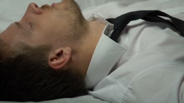 Uyan, yatak, akşamdan kalma ve alkol bağımlılığı yalan boş şişe çalışan adam