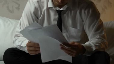 Üzgün adam aracılığıyla boşanma belgeleri, bakan otel odasında otururken, ayrılık