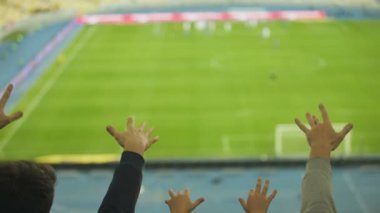 Erkek ve çocuk fanlar futbol için tezahürat Stadyumu'nda parmak sallayarak zafer takım