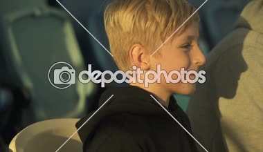 Küçük çocuk sevinç kazanan skor spor oyunu Stadyumu'nda babası ile izlerken,