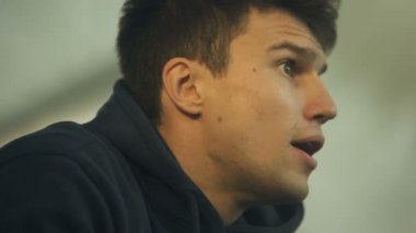 Duygusal futbol fan yenilgi veya haksız gol, umutsuz closeup ile sinirli