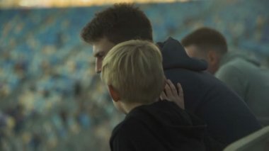 Küçük çocuk futbol, yetiştirme ve kardeşlik büyük kardeşi kuralları soran