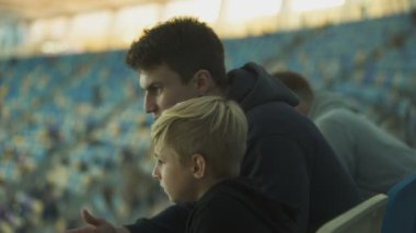 İki kardeş izlerken futbol stadyumu, birlikte vakit, arkadaş grubu