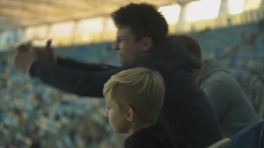 Genç futbol Stadı'nda maç izlerken kardeşler oyun spor kaybetme tartışıyor