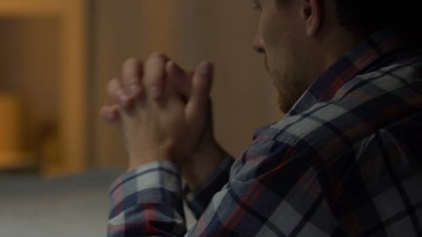Λυπημένος Άνθρωπος Στέκεται Στα Γόνατα Και Προσεύχεται Στο Θεό Προβλήματα — Αρχείο Βίντεο